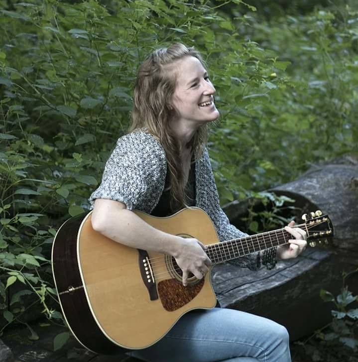Sara Ragan providing music therapy